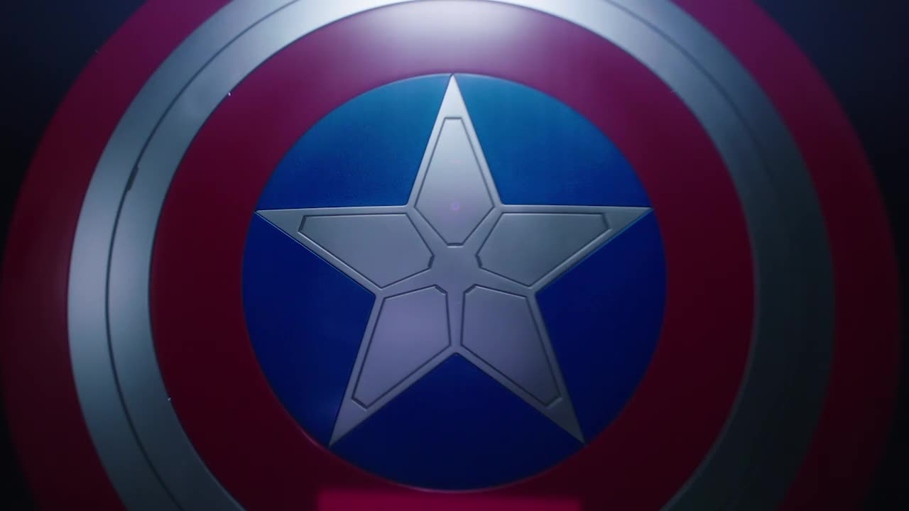 Marvel Legends Series, bouclier furtif Captain America : le Soldat de  l'Hiver, article de cosplay de collection pour adultes, à partir de 14 ans  : : Jeux et Jouets