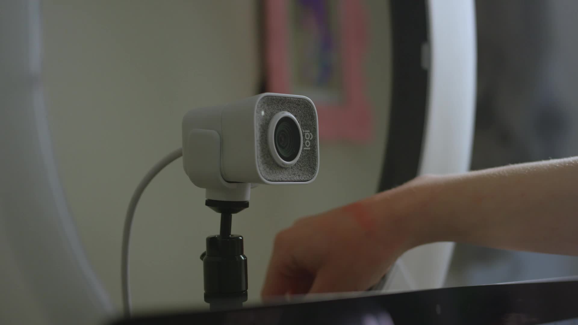 Logitech for Creators StreamCam, webcam pour streaming  et Twitch,  full HD 1080p 60Fps, connexion USB-C, détection des visages par IA, mise au  point automatique, vidéo verticale - Blanc : : Informatique