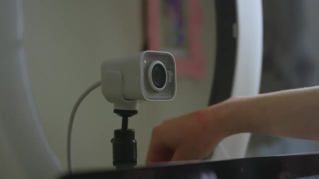 Webcam Logitech StreamCam + Trepied GORILLAPOD 325, Webcam avec microphone  Full HD 1080 p pour PC, Mac - DARTY
